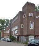 De Lavendelschool (1924, voor) en de Papaverschool (1923).
<br/>
Richard Keijzer, 2015-10-05